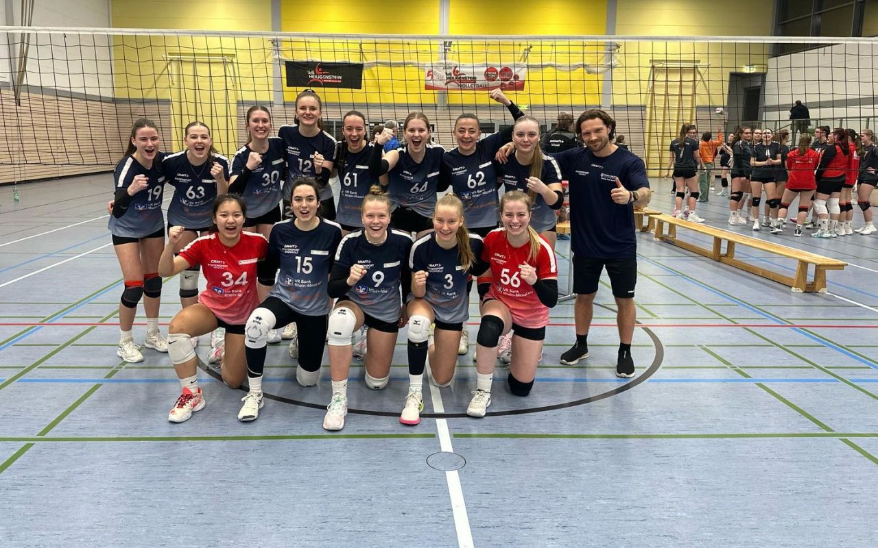 Hintere Reihe v.l.n.r.: Julia von Kielpinski (19), Victoria Winschu (63), Carla Ehre (30), Karina Klum (12), Lilian Thomas (61), Merle Schneider (64), Francesca Herlach (62), Djamila Roll (9), Trainer Benjamin Meßner Vordere Reihe v.l.n.r.: Ly Nguyen (34), Johanna Schmidt (15), Lola Ebner (9), Liv Dobbertin (3), Laura Neufeld (56)