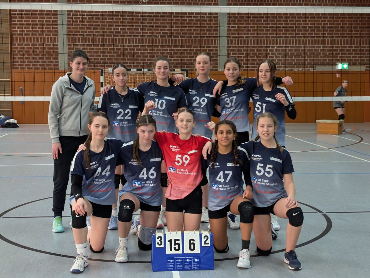 Die siegreiche Mannschaft nach dem Spiel gegen Oberbieber. Hintere Reihe v.l.n.r.:  Miriam Sevenich (Coach), Valeria Schäfer (22), Laurice Reinemann (10), Ella Saidel (29), Anna Schmidt (37) und Jil Flach (51) Vordere Reihe v.l.n.r.: Sophie Rams (44), Jasmina Gorr (46), Zora Schneider (59), Lujain Maazoui (47), und Lea Szabelski (55)