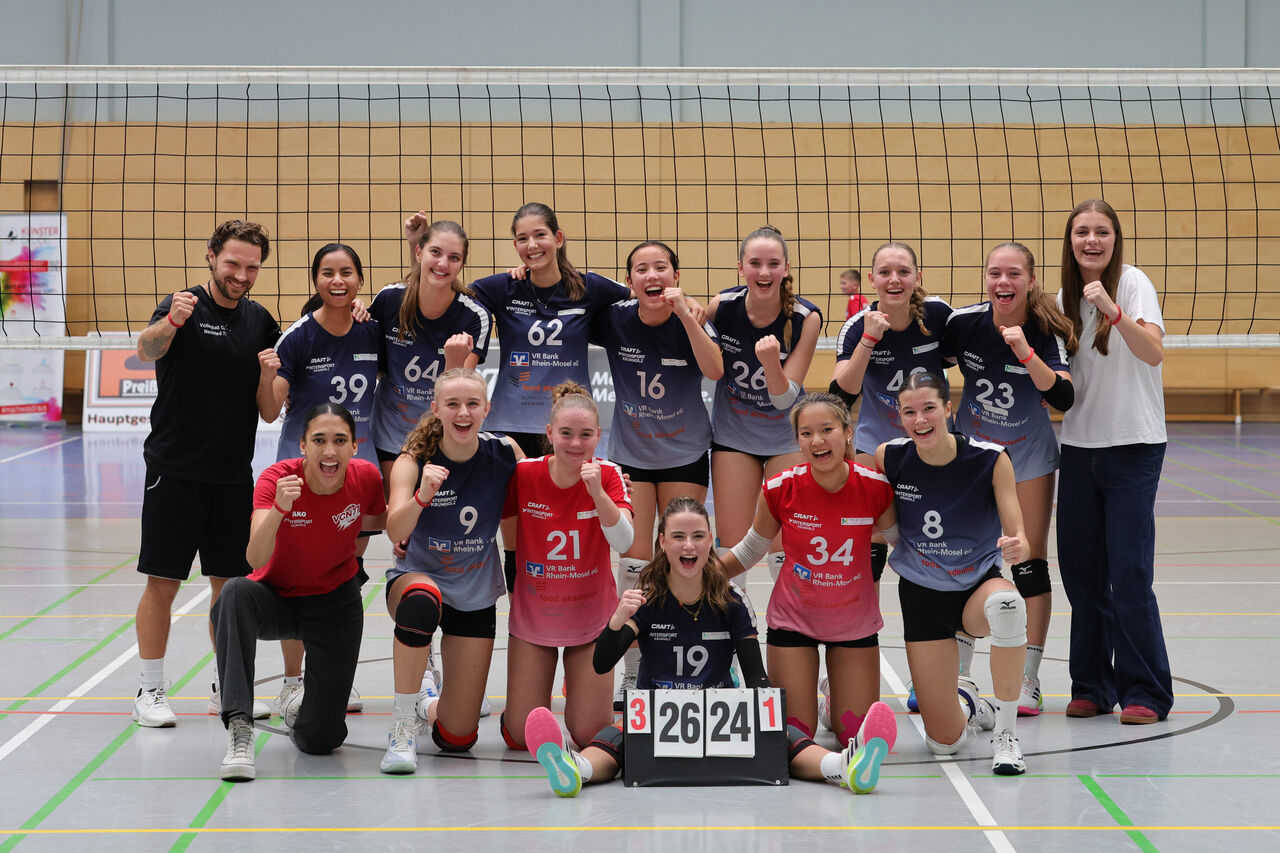 Hintere Reihe v.l.n.r:   Trainer Benjamin Meßner, Vanessa Nguyen (39), Leonie Gense (64), Theia Iordache (62), Sora Shin (16), Tilda Fuhr (26), Melina Winzen (40),                                     Milla Holspach (23), Linda Ivanova Vordere Reihe v.l.n.r:  Sarah Hanioui (Co-Trainerin), Teresa Fröse (9), Mia Monschauer (21), Julia von Kielpinski (19), Ly Nguyen (34), Zusana Malikova (8). Fotografin: Olga von Kielpinski