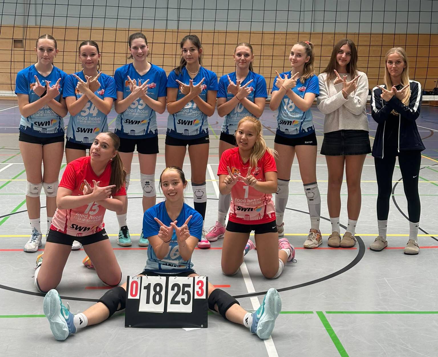 v.l.n.r.: Lilli Beginen (32), Nina Dabrowski (34), Lea Geisbüsch (33), Theia Iordache (31), Melina Winsen (10), Tilda Fuhr (18),                Leonie Gense, Mara Michels   vorne v.l.n.r.: Mia Monschauer (13), Sora Shin (16), Ly Nguyen (1)