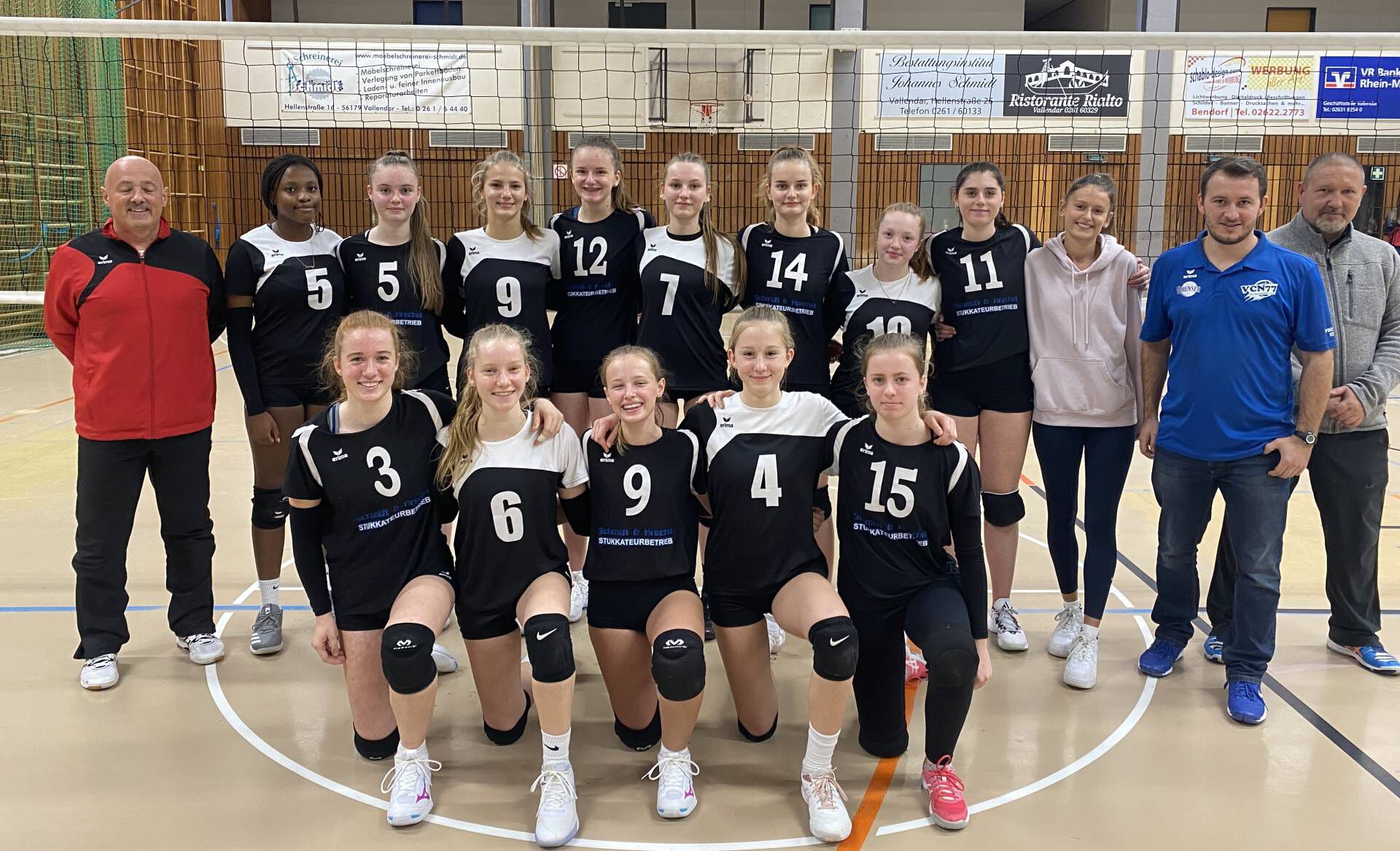 Hintere Reihe von links nach rechts: Andreas Paus, Jennifer Kandela, Djamila Roll, Alice Turmovic, Karina Klum, Lili Pauser, Katja Klum, Chrissi Walth, Florentine Mentfewitz, Lilli Schneider, Marco Heise; Vordere Reihe: Luna Zapp, Liv Dobbertin, Jacqueline Paus, Nicole Turmovic, Laura Neufeld