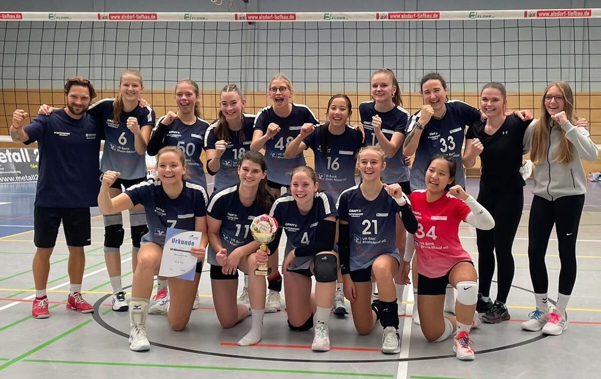 Die überglücklichere Spielerinnen nach ihrem Pokalsieg. Unterstützt wurde das Regionalligateam an diesem Tag von einigen talentierten Mädels aus der Bezirksklasse und der Bezirksliga.