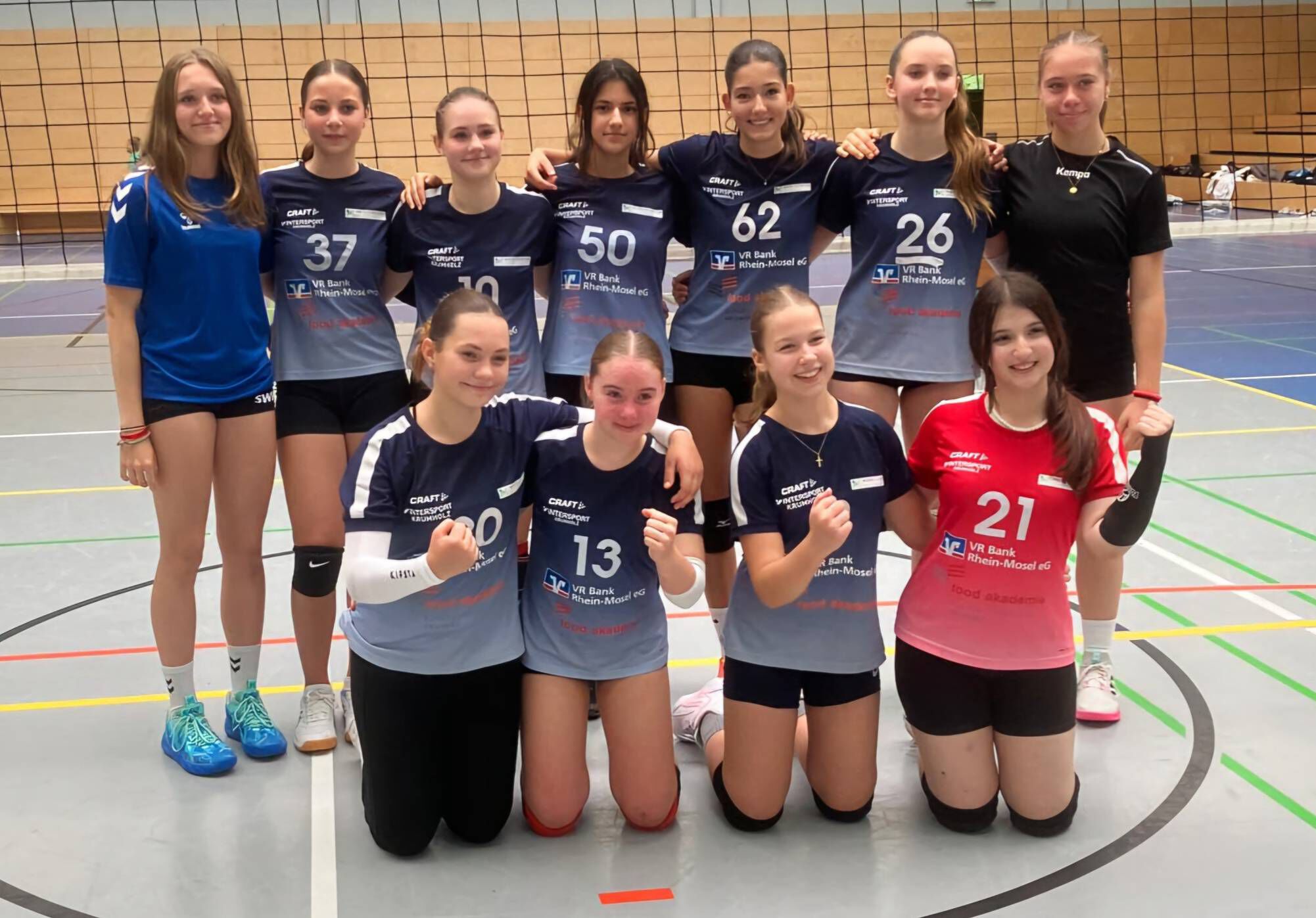 Hintere Reihe v.l.n.r.: Co-Trainerin Melina Winzen, Anna Maria Schmidt (37), Julia König (10), Nilüfer Keles (50), Theia Iordache (62), Tilda Fuhr (26),                                     Trainerin Milla Holspach   Vordere Reihe v.l.n.r.: Bella Wunderlich (20), Mia Monschauer (13), Lea Szabelski (8) und Merve Kavasoglu (21).