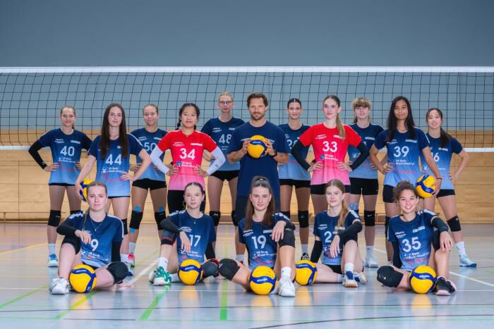 Die Spielerinnen hinter Reihe v.l.n.r.: Natalie Kraus, Nicole Neufeld, Lili Pauser, Julia von Kielpinski, Carla Ehre, Ly Nguyen, Karina Klum, Christine Walth, Emily Eitelbach, Sandra Hennemann, Alina Serrate, Johanna Schmidt, Djamila Roll mittlere Reihe v.l.n.r.: Sora Shin, Vanessa Nguyen, Julia Reudelsdorf, Milla Holspach, Melina Winzen. Auf dem Foto fehlt Laura Hammes vorne: Trainer David Hück - Reudelsdorf | Fotografin: Norina Toenges