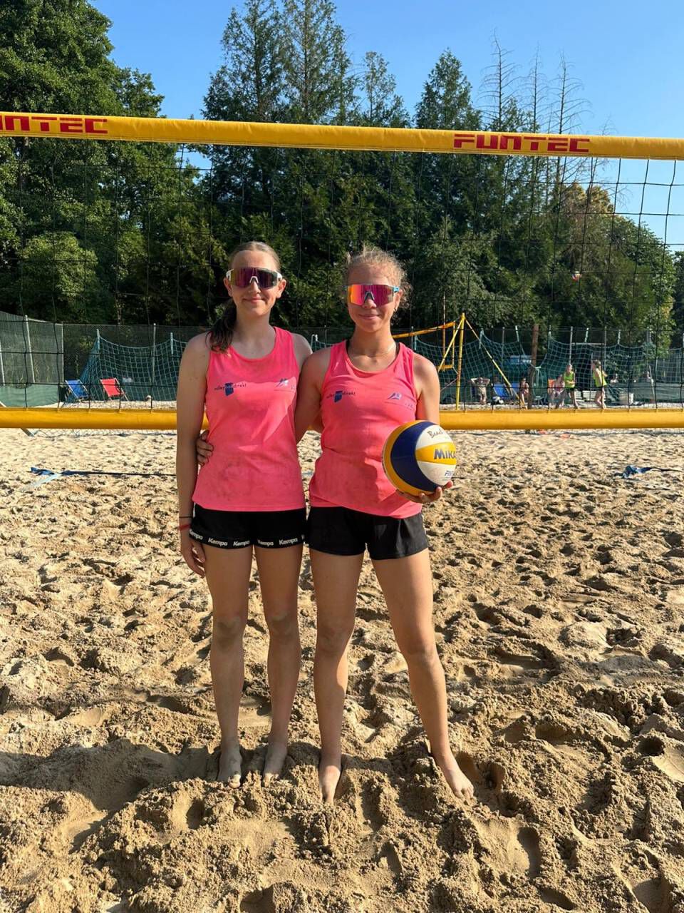 Melina und Milla, überglücklich nach dem Gewinn der U16 Beach Landesmeisterschaft.