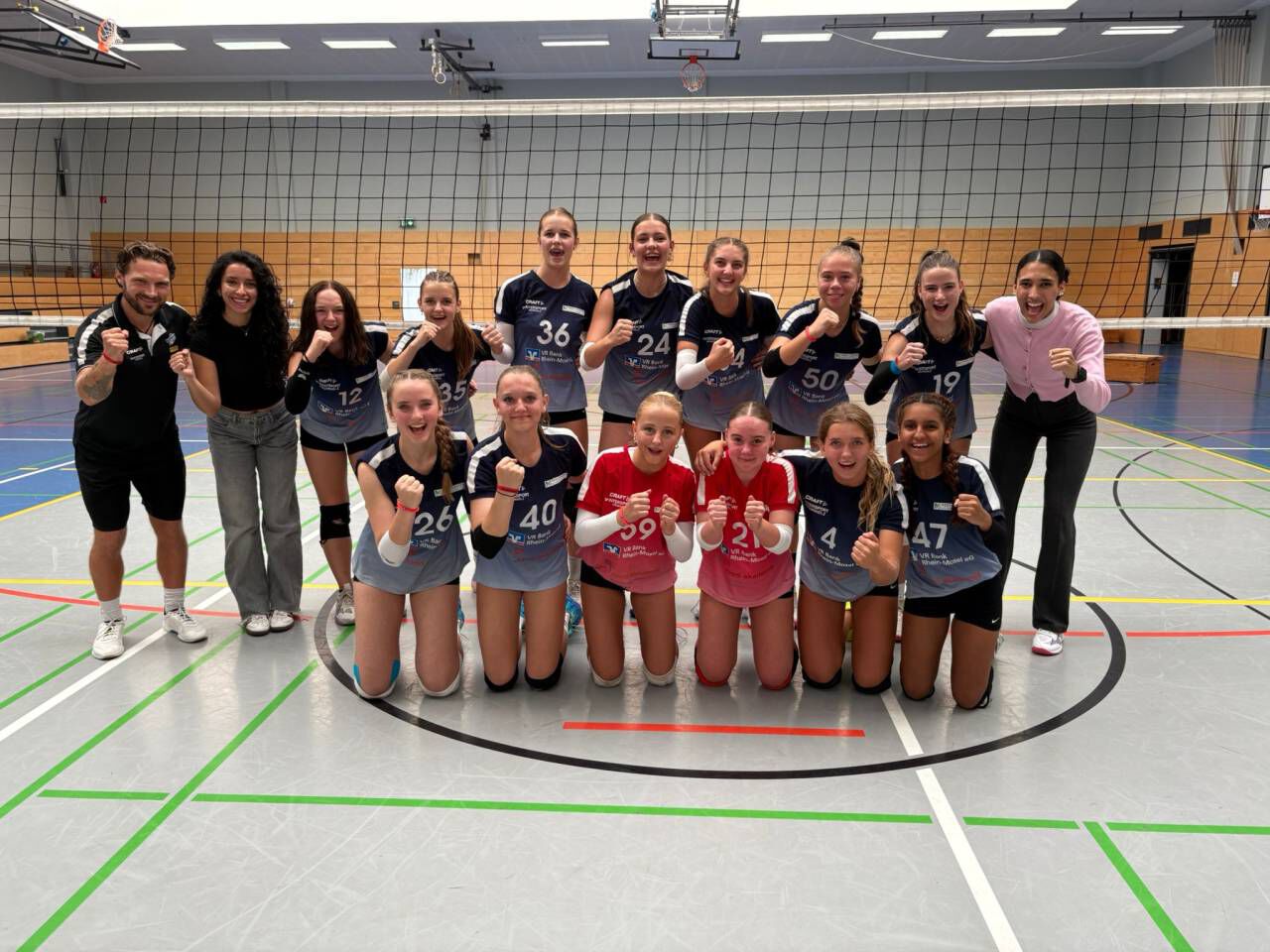 Gemeinsam mit ihrem Trainerteam feierte das U18 Team den Gruppensieg.
